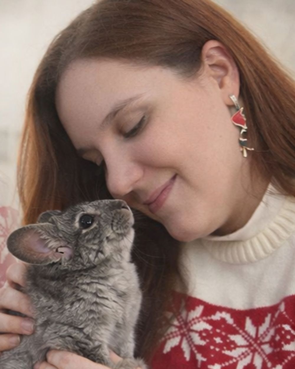 Passionnée par les animaux depuis toujours, je propose des visites et gardes à domicile pour chiens, chats et NAC, afin qu’ils restent dans leur environnement habituel, sans stress ni bouleversement de leurs repères.
Mon approche est basée sur la douceur, l’observation et le respect du rythme de chaque animal. Qu’il soit joueur, timide, âgé ou sensible, je prends le temps de créer un lien de confiance, en m’adaptant à ses besoins et à ses habitudes.
Habituée à m’occuper de différents animaux, y compris les NAC, je suis attentive aux consignes des maîtres et veille scrupuleusement au bien-être, à la sécurité et au confort de chaque compagnon. Chaque visite est un moment de présence réelle, de soins et d’attention.
Sérieuse, bienveillante et investie, je considère chaque animal comme unique et mérite toute mon attention.
Parce qu’un animal est plus serein chez lui… je prends soin de vos compagnons comme si c’étaient les miens 💞
